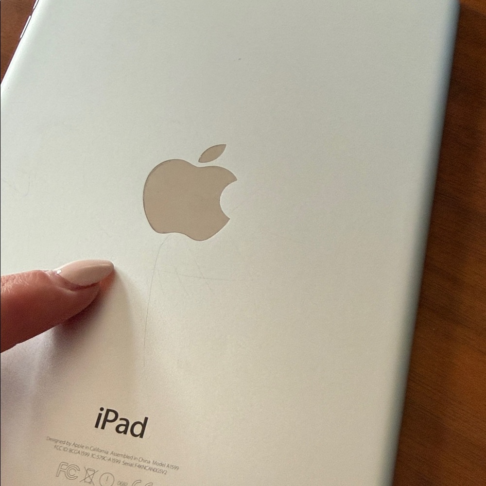 Apple iPad Mini Silver and White Touchscreen Tablet - Picture 4 of 5